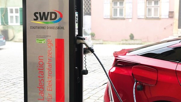 E-Tankstelle mit Auto in Altstadt Dinkelsbühl